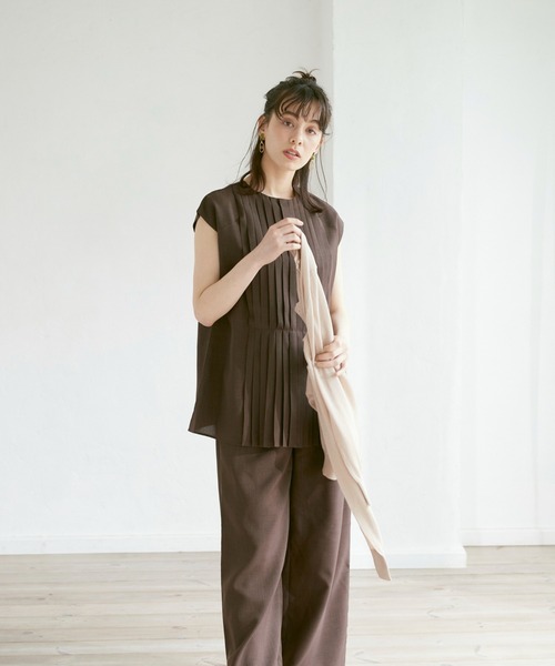 INED CLARO(イネドクラロ)の「リネンタッチノースリーブプリーツブラウス【セットアップ対応】(シャツ/ブラウス・レディース・ブラック/ブラウン/ブルー・フリー)」の17枚目の写真