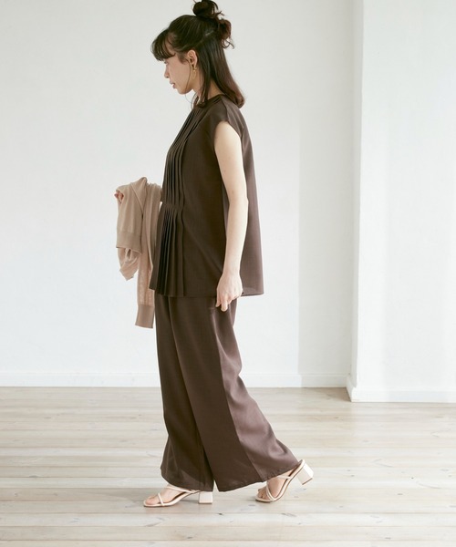 INED CLARO(イネドクラロ)の「リネンタッチノースリーブプリーツブラウス【セットアップ対応】(シャツ/ブラウス・レディース・ブラック/ブラウン/ブルー・フリー)」の19枚目の写真