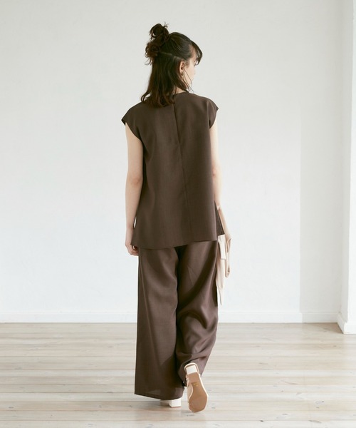 INED CLARO(イネドクラロ)の「リネンタッチノースリーブプリーツブラウス【セットアップ対応】(シャツ/ブラウス・レディース・ブラック/ブラウン/ブルー・フリー)」の20枚目の写真