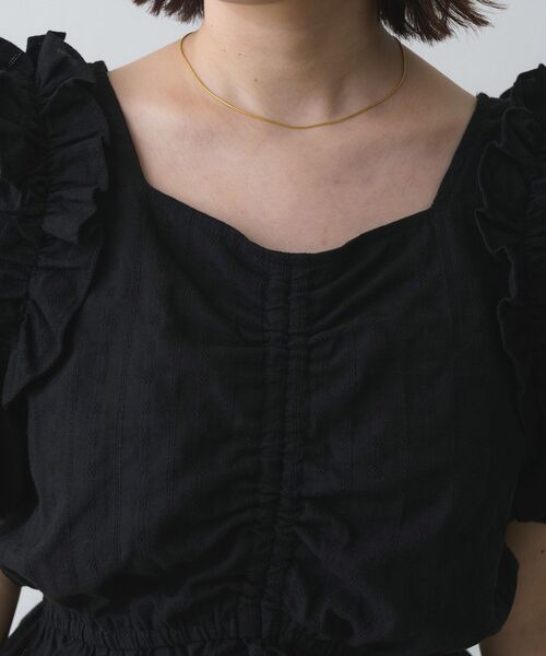 RETRO GIRL(レトロガール)の「肩フリルシャーリングBL(シャツ/ブラウス・レディース・ブラック/オフホワイト/ピンク・FREE)」の5枚目の写真
