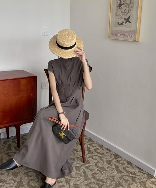 emi+（エミプラス）の「フロントタックバンドカラーフレンチスリーブロングワンピース（ワンピース・レディース・チャコールグレー/ブラック/ネイビー/アイボリー・L/M）」の21枚目の写真