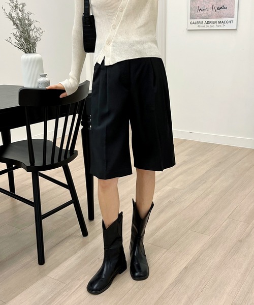 by muni:r（バイ ムニール）の「ミディワイドピンタックハーフパンツ（スラックス・レディース・ブラック/ブラウン/ダークグレー・SMALL/MEDIUM）」の4枚目の写真