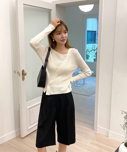 by muni:r（バイ ムニール）の「ミディワイドピンタックハーフパンツ（スラックス・レディース・ブラック/ブラウン/ダークグレー・SMALL/MEDIUM）」の7枚目の写真