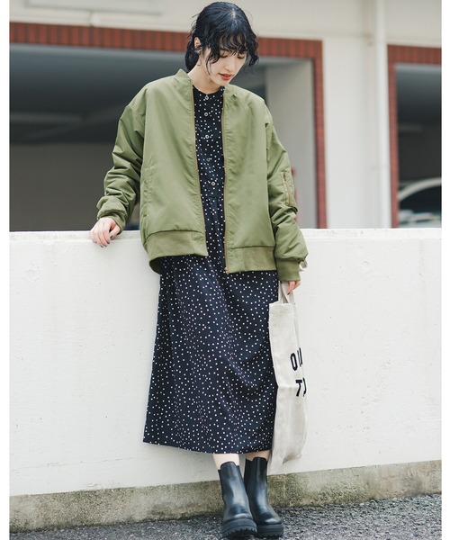 haco!(ハコ)の「あれこれ尽きない大人の悩みを全部吹っ飛ばす!今っぽ女っぽMA-1ブルゾン by que made me(MA-1・レディース・カーキ・1/2)」の4枚目の写真