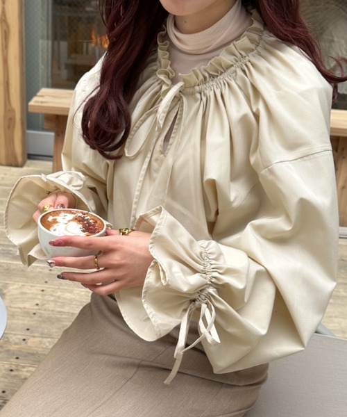 Ambre Ciel（アンブルシエル）の「マルチウェイギャザーブラウス／【WEB/EC限定商品】（シャツ/ブラウス・レディース・ライトベージュ/オフホワイト・FREE）」の2枚目の写真