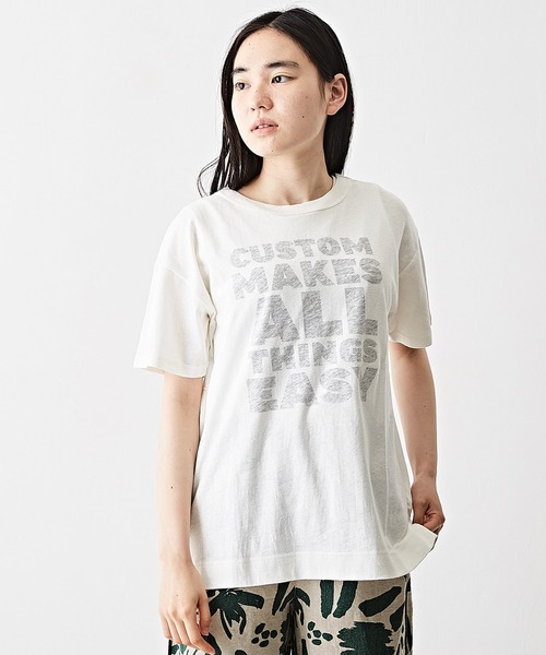 TOBILA（トビラ）の「綿麻天竺ロゴプリント半袖クルーネックTシャツ（Tシャツ/カットソー・レディース・スミクロ/ピンク/ブラウン/ホワイト・M）」の2枚目の写真