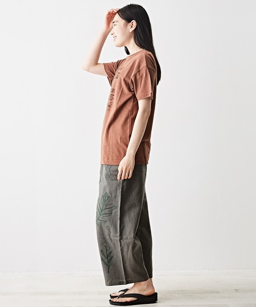 TOBILA（トビラ）の「綿麻天竺ロゴプリント半袖クルーネックTシャツ（Tシャツ/カットソー・レディース・スミクロ/ピンク/ブラウン/ホワイト・M）」の15枚目の写真