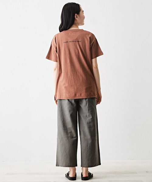 TOBILA（トビラ）の「綿麻天竺ロゴプリント半袖クルーネックTシャツ（Tシャツ/カットソー・レディース・スミクロ/ピンク/ブラウン/ホワイト・M）」の10枚目の写真