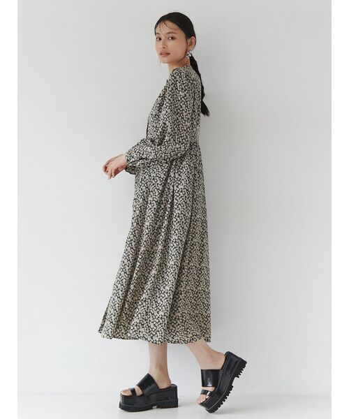MURUA(ムルーア)の「フラワープリントティアードワンピース(ワンピース・レディース・ブラック/グリーン/ベージュ・FREE)」の4枚目の写真