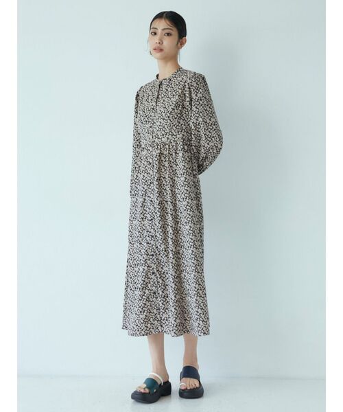 MURUA(ムルーア)の「フラワープリントティアードワンピース(ワンピース・レディース・ブラック/グリーン/ベージュ・FREE)」の6枚目の写真