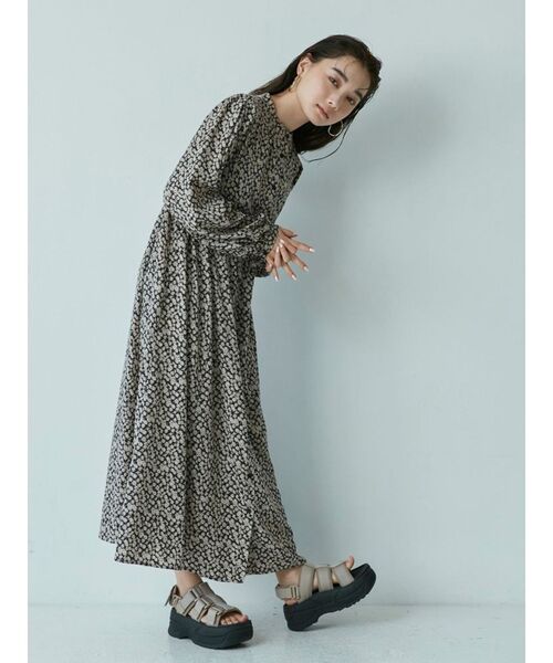 MURUA(ムルーア)の「フラワープリントティアードワンピース(ワンピース・レディース・ブラック/グリーン/ベージュ・FREE)」の8枚目の写真