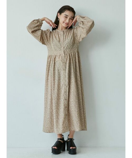 MURUA(ムルーア)の「フラワープリントティアードワンピース(ワンピース・レディース・ブラック/グリーン/ベージュ・FREE)」の14枚目の写真