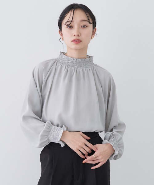 earth music&ecology（アースミュージックアンドエコロジー）の「シャーリングネックブラウス（シャツ/ブラウス・レディース・オフホワイト/イエロー/ライトグレー/ドット・FREE）」の2枚目の写真