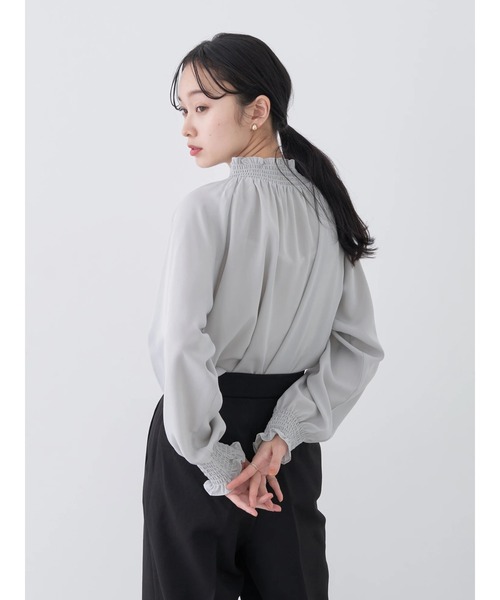 earth music&ecology（アースミュージックアンドエコロジー）の「シャーリングネックブラウス（シャツ/ブラウス・レディース・オフホワイト/イエロー/ライトグレー/ドット・FREE）」の8枚目の写真