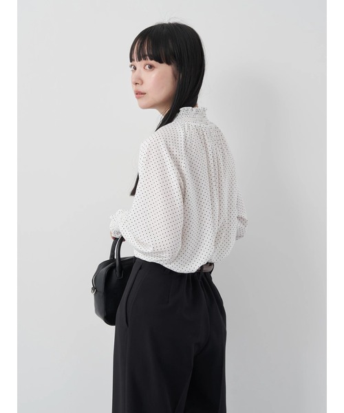 earth music&ecology（アースミュージックアンドエコロジー）の「シャーリングネックブラウス（シャツ/ブラウス・レディース・オフホワイト/イエロー/ライトグレー/ドット・FREE）」の11枚目の写真