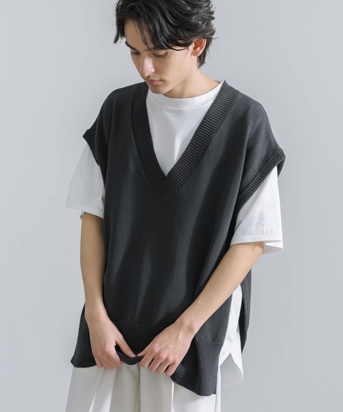 Rocky Monroe(ロッキーモンロー)の「オーバーサイズ サイドボタン サマーニットVネックベスト(ベスト・メンズ・グレイッシュベージュ/スミクロ/コーラル/グリーン・M/L)」の3枚目の写真