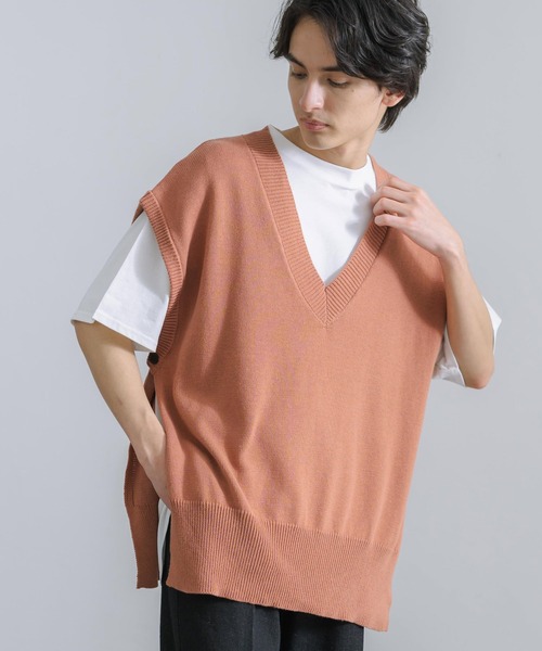 Rocky Monroe(ロッキーモンロー)の「オーバーサイズ サイドボタン サマーニットVネックベスト(ベスト・メンズ・グレイッシュベージュ/スミクロ/コーラル/グリーン・M/L)」の2枚目の写真
