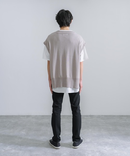 Rocky Monroe(ロッキーモンロー)の「オーバーサイズ サイドボタン サマーニットVネックベスト(ベスト・メンズ・グレイッシュベージュ/スミクロ/コーラル/グリーン・M/L)」の9枚目の写真