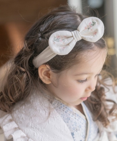 Catherine Cottage（キャサリンコテージ）の「フラワー刺繍リボンヘアバンド（ヘアバンド・キッズ・ピンク/ホワイト・FREE）」の8枚目の写真