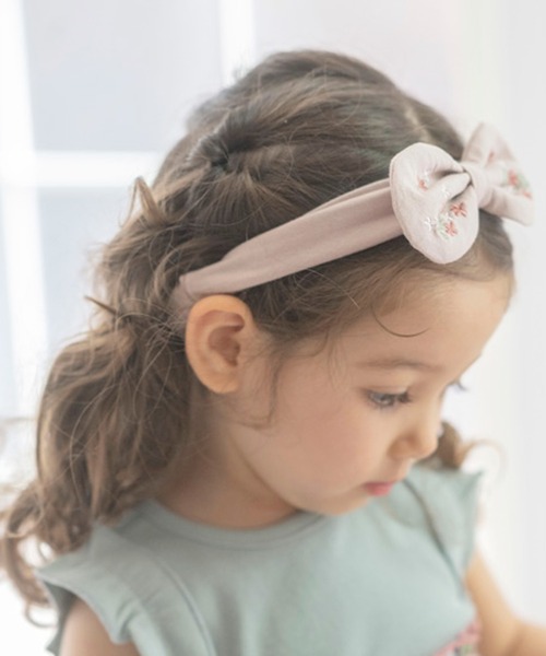 Catherine Cottage（キャサリンコテージ）の「フラワー刺繍リボンヘアバンド（ヘアバンド・キッズ・ピンク/ホワイト・FREE）」の9枚目の写真