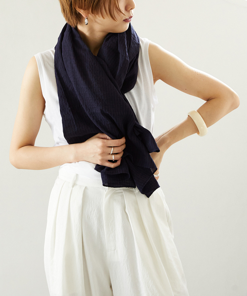 VERMEIL par iena(ヴェルメイユパーイエナ)の「【BENARAS BY CITRUS×MAISON N.H PARIS×VERMEIL par iena】Square stole(ストール/ショール・レディース・ネイビー/レッド・FREE)」の1枚目の写真