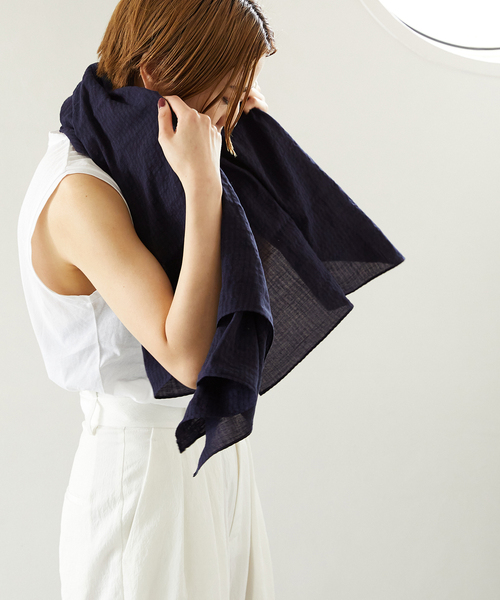 VERMEIL par iena(ヴェルメイユパーイエナ)の「【BENARAS BY CITRUS×MAISON N.H PARIS×VERMEIL par iena】Square stole(ストール/ショール・レディース・ネイビー/レッド・FREE)」の3枚目の写真