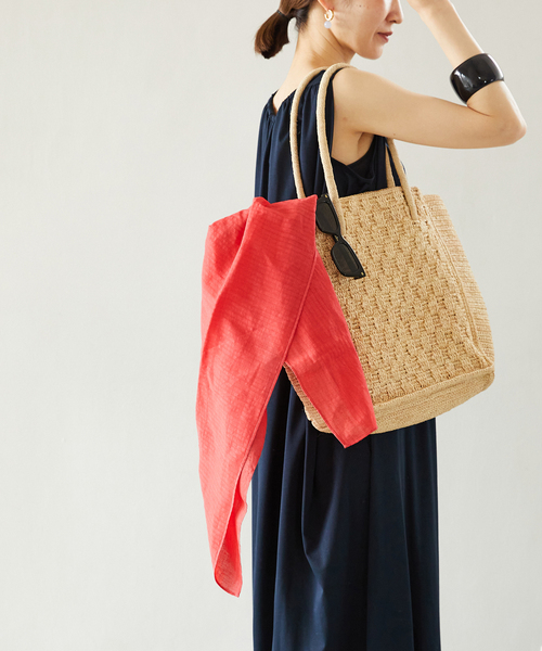 VERMEIL par iena(ヴェルメイユパーイエナ)の「【BENARAS BY CITRUS×MAISON N.H PARIS×VERMEIL par iena】Square stole(ストール/ショール・レディース・ネイビー/レッド・FREE)」の6枚目の写真