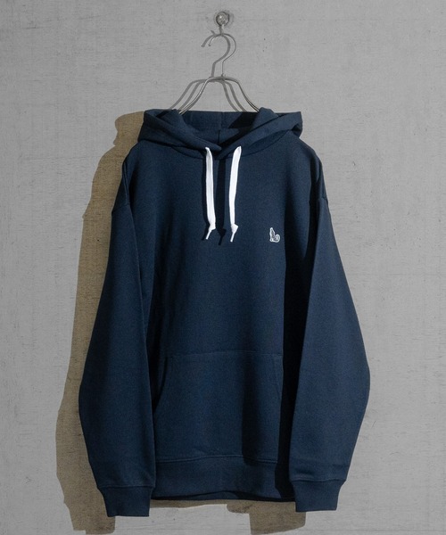 GLOVE HOUSE（グローブハウス）の「【a】TC裏毛 ワンポイント刺繍 スピンドル配色 HOODIE（パーカー・メンズ・ブルー/アッシュグレー/ネイビー/ホワイト/マルチ・X-LARGE/MEDIUM/LARGE）」の3枚目の写真