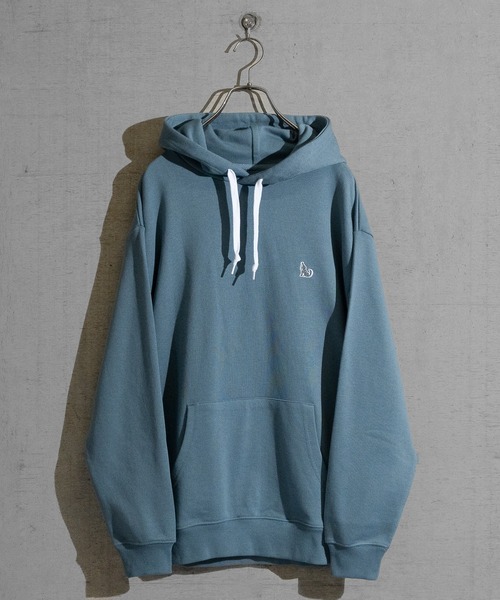 GLOVE HOUSE（グローブハウス）の「【a】TC裏毛 ワンポイント刺繍 スピンドル配色 HOODIE（パーカー・メンズ・ブルー/アッシュグレー/ネイビー/ホワイト/マルチ・X-LARGE/MEDIUM/LARGE）」の4枚目の写真