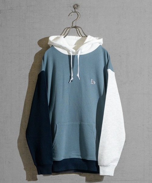 GLOVE HOUSE（グローブハウス）の「【a】TC裏毛 ワンポイント刺繍 スピンドル配色 HOODIE（パーカー・メンズ・ブルー/アッシュグレー/ネイビー/ホワイト/マルチ・X-LARGE/MEDIUM/LARGE）」の5枚目の写真