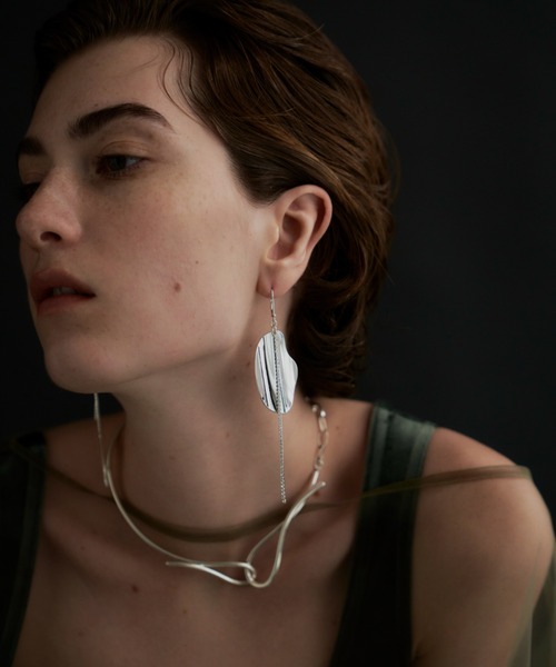 loni(ロニ)の「【金属アレルギー対応】Leaf Bijou Asymmetry Pierce/リーフビジューアシンメトリーピアス(ピアス(両耳用)・レディース・ゴールド/シルバー・FREE)」の12枚目の写真
