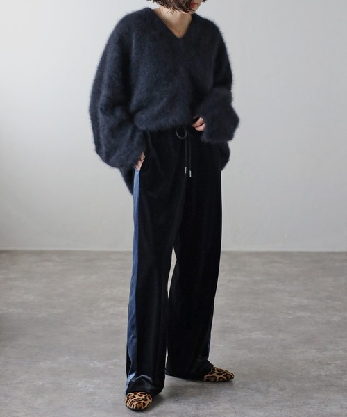 Bonjour Sagan（ボンジュールサガン）の「ベロアラインリラックスパンツ（その他パンツ・レディース・グレイッシュベージュ/ブラック/ネイビー・FREE）」の7枚目の写真