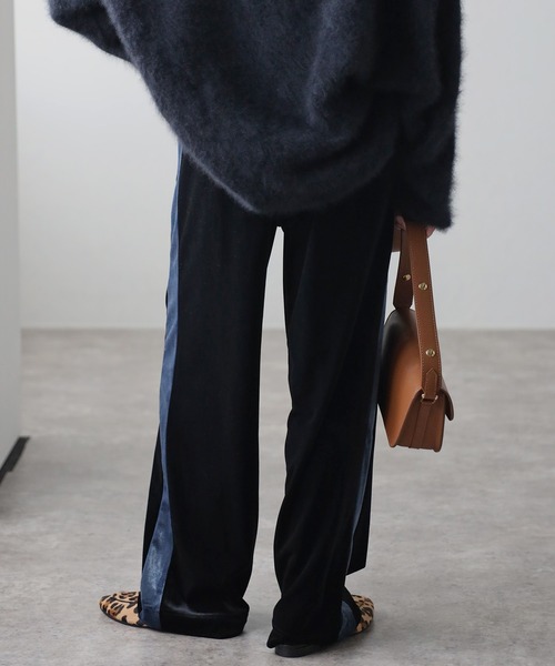 Bonjour Sagan（ボンジュールサガン）の「ベロアラインリラックスパンツ（その他パンツ・レディース・グレイッシュベージュ/ブラック/ネイビー・FREE）」の11枚目の写真