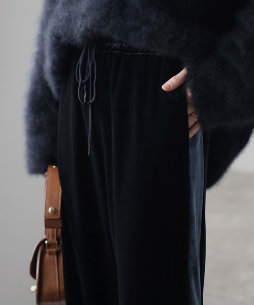 Bonjour Sagan（ボンジュールサガン）の「ベロアラインリラックスパンツ（その他パンツ・レディース・グレイッシュベージュ/ブラック/ネイビー・FREE）」の13枚目の写真