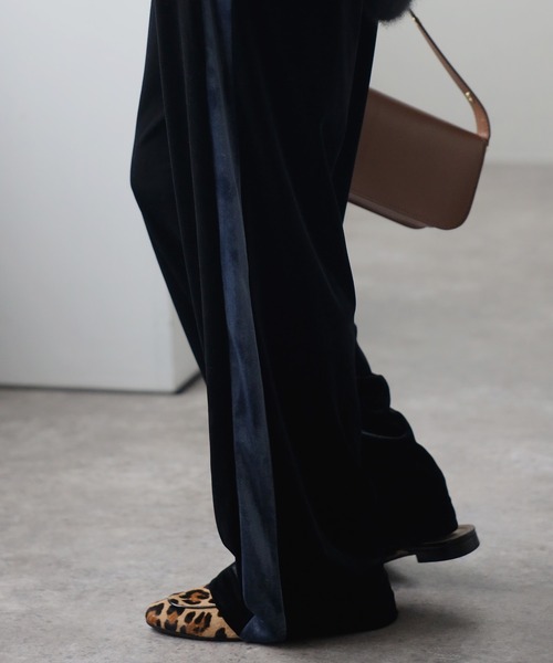 Bonjour Sagan（ボンジュールサガン）の「ベロアラインリラックスパンツ（その他パンツ・レディース・グレイッシュベージュ/ブラック/ネイビー・FREE）」の14枚目の写真