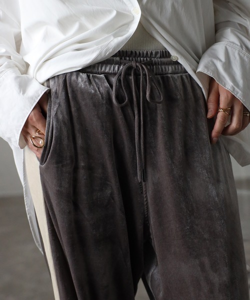 Bonjour Sagan（ボンジュールサガン）の「ベロアラインリラックスパンツ（その他パンツ・レディース・グレイッシュベージュ/ブラック/ネイビー・FREE）」の22枚目の写真