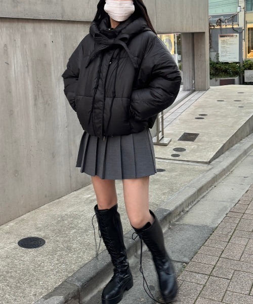 nemne store（ネンネストア）の「《Delfy》フード付きリボン中綿ショートブルゾン（ダウンジャケット/コート・レディース・ブラック/アイボリー・フリー）」の2枚目の写真