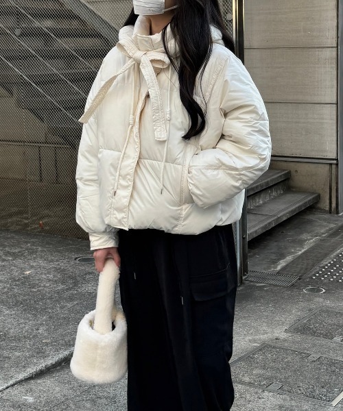 nemne store（ネンネストア）の「《Delfy》フード付きリボン中綿ショートブルゾン（ダウンジャケット/コート・レディース・ブラック/アイボリー・フリー）」の3枚目の写真