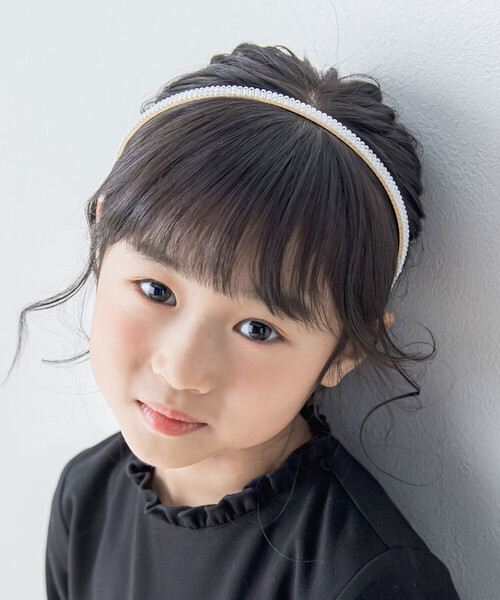 BeBe Petits Pois Vert（ベベプチポワヴェール）の「パール３連カチューシャ（カチューシャ・キッズ・オフホワイト・FREE）」の2枚目の写真