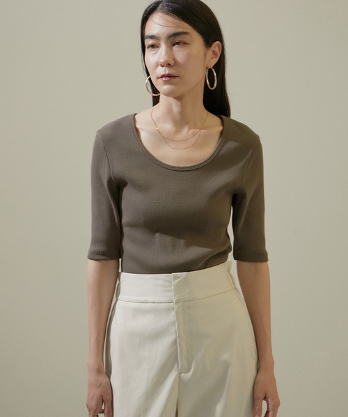 SALON adam et rope'（サロン アダム エ ロペ）の「KINANファームリーリブTシャツ（Tシャツ/カットソー・レディース・カーキ/ブラック/オフホワイト/レッド/ブルー・FREE）」の4枚目の写真