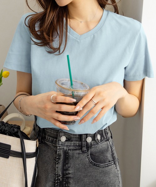 CHAN ME(チャンミ)の「綿100%VネックTシャツ(Tシャツ/カットソー・レディース・チャコールグレー/ブラック/ライトブルー/イエロー/ホワイト/ピンク・MEDIUM/LARGE/X-LARGE)」の5枚目の写真