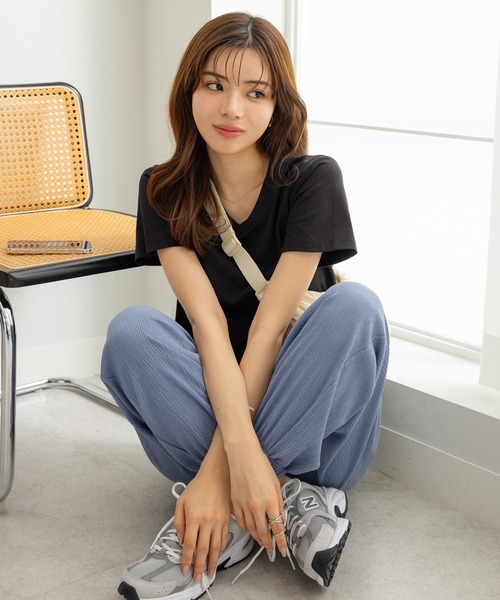 CHAN ME(チャンミ)の「綿100%VネックTシャツ(Tシャツ/カットソー・レディース・チャコールグレー/ブラック/ライトブルー/イエロー/ホワイト/ピンク・MEDIUM/LARGE/X-LARGE)」の18枚目の写真