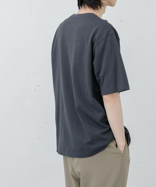 FORK&SPOON（フォークアンドスプーン）の「FORK&SPOON　TCワッフルショートスリーブTシャツ（Tシャツ/カットソー・メンズ・オフホワイト/チャコールグレー/モカ・4/5）」の21枚目の写真