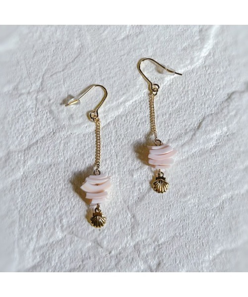 mastea】シェルチップ×シェルチャームゆらゆらピアス(MA)（ピアス（両