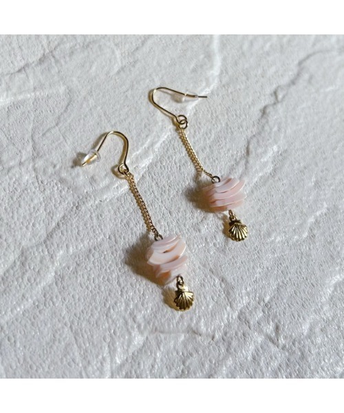 mastea】シェルチップ×シェルチャームゆらゆらピアス(MA)（ピアス（両