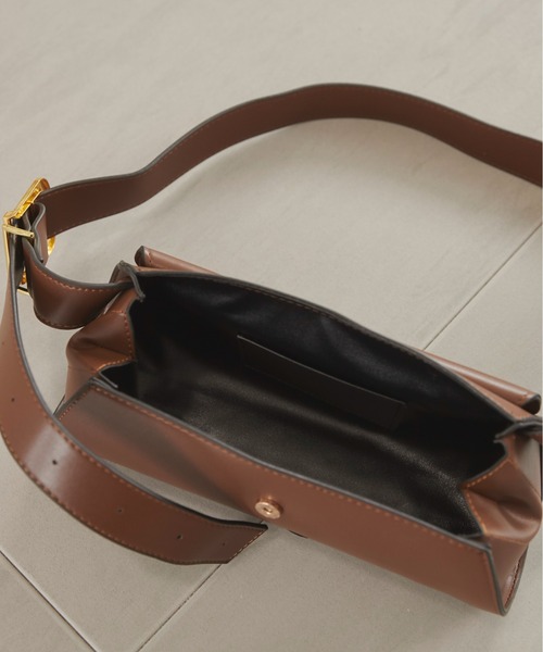 ANGIE（アンジー）の「ワイドショルダーフラップバッグ（ショルダーバッグ・レディース・ブラウン/ブラック・FREE）」の4枚目の写真