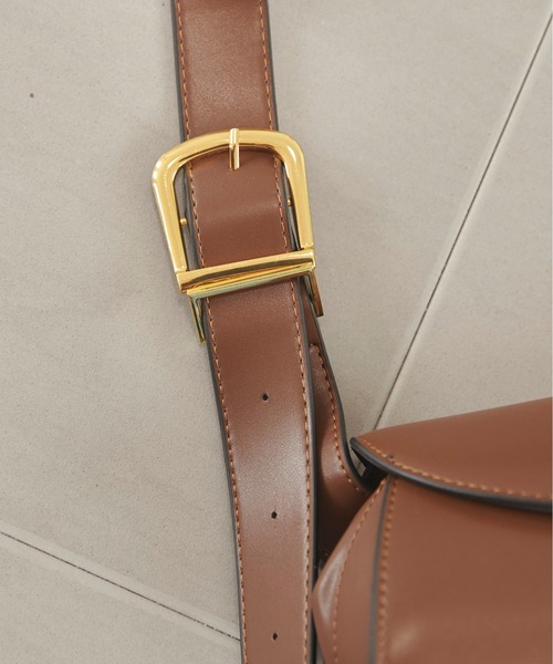 ANGIE（アンジー）の「ワイドショルダーフラップバッグ（ショルダーバッグ・レディース・ブラウン/ブラック・FREE）」の5枚目の写真