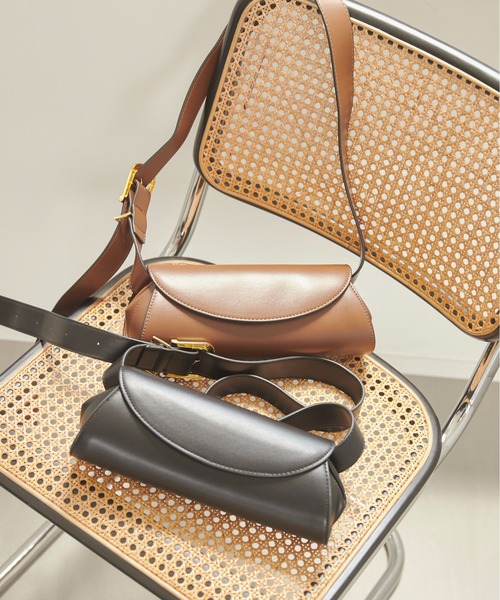 ANGIE（アンジー）の「ワイドショルダーフラップバッグ（ショルダーバッグ・レディース・ブラウン/ブラック・FREE）」の3枚目の写真