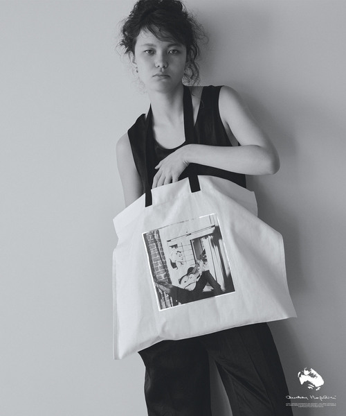 SALON adam et rope'（サロン アダム エ ロペ）の「【AUDREY HEPBURN COLLECTION BY JUN】フォトプリント トートバッグ（トートバッグ・レディース・ホワイト系その他2/ホワイト系その他4/ホワイト・FREE）」の13枚目の写真