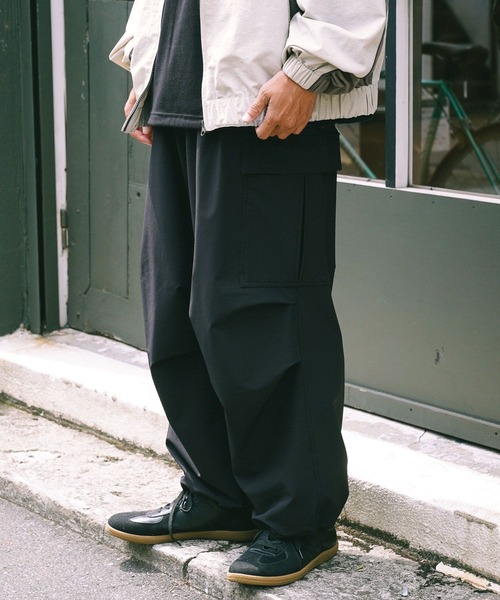 BAYFLOW（ベイフロー）の「ポリスパンワイドカーゴパンツ（カーゴパンツ・メンズ・ブラック/アイボリー/ライトブルー・MEDIUM/LARGE）」の2枚目の写真